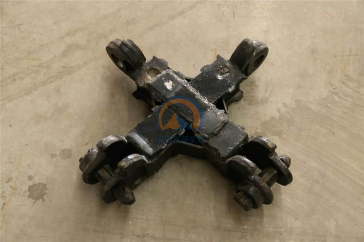 十字金屬頂梁生銹對(duì)構(gòu)件破壞不僅表現(xiàn)為對(duì)構(gòu)件有效截面的減薄上，還表現(xiàn)為構(gòu)件表面產(chǎn)生的“銹坑”